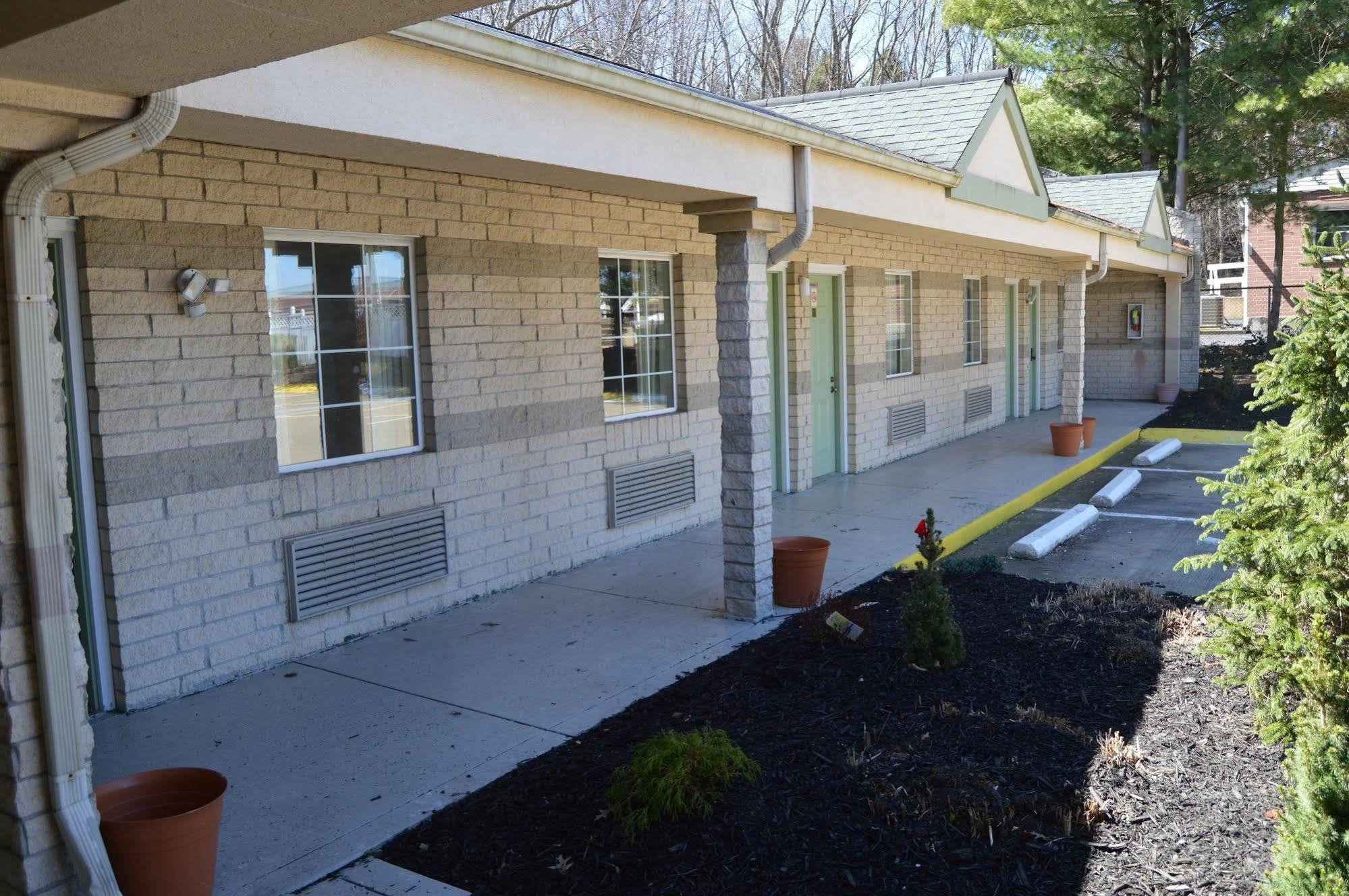 Economy Inn Cuyahoga Falls Exterior photo